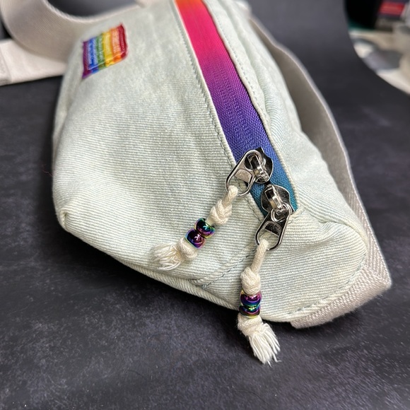 Levi’s Denim PRIDE 🏳️‍🌈 Fanny pack! - Picture 4 of 17